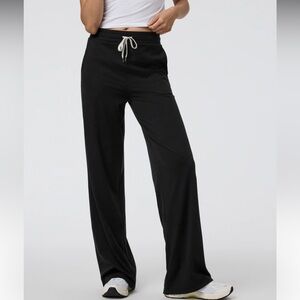 Vuori women’s. Halo essential wideleg